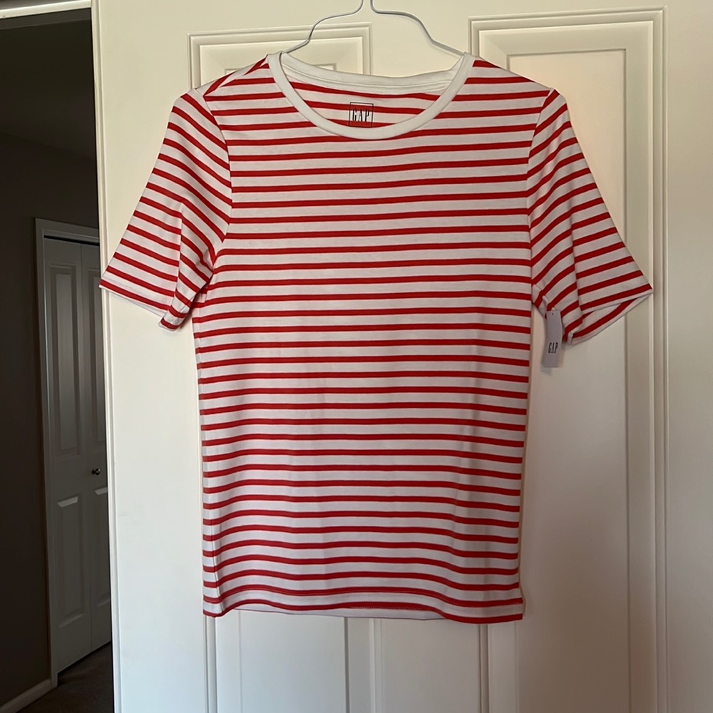 NWT Gap shirt sleeve t-shirt. Size L